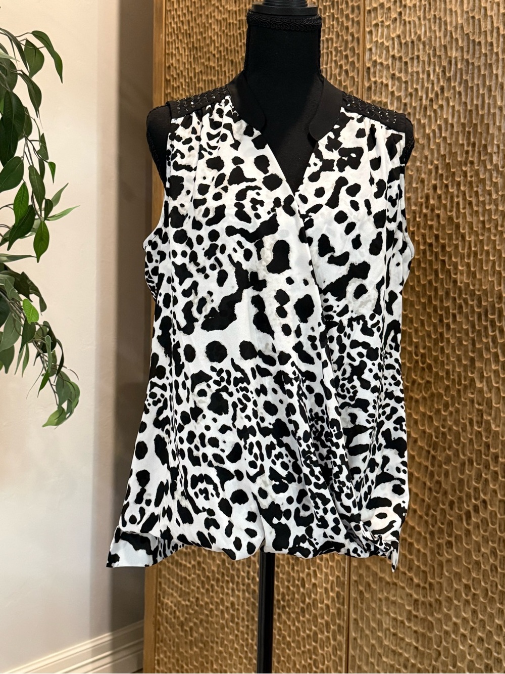 Alfani Black and White Animal Print Women’s 8 Studded V-Neck Sleeveless